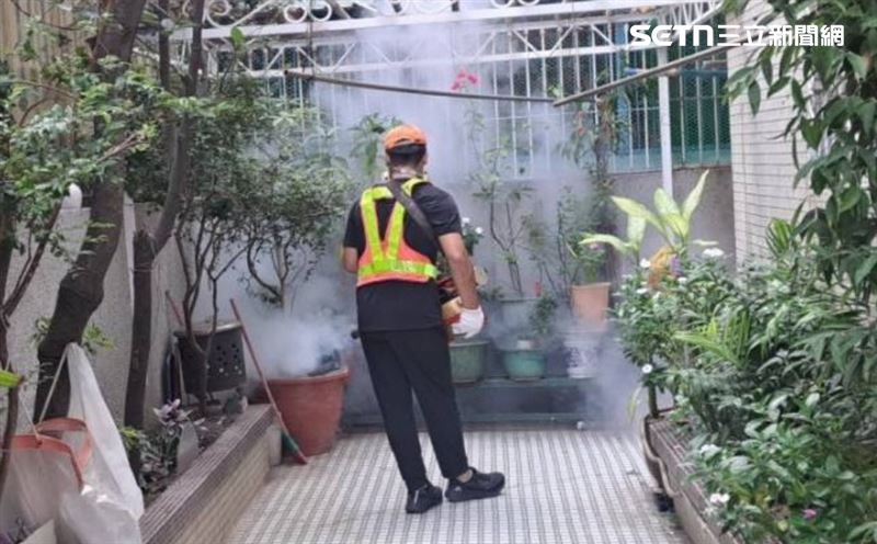 20多歲印尼籍男子入境發燒,雖然快篩陰性,但防疫人員不敢大意,主動提供免費住院等獎勵,但他全數拒絕,到處趴趴走。(圖/翻攝畫面)