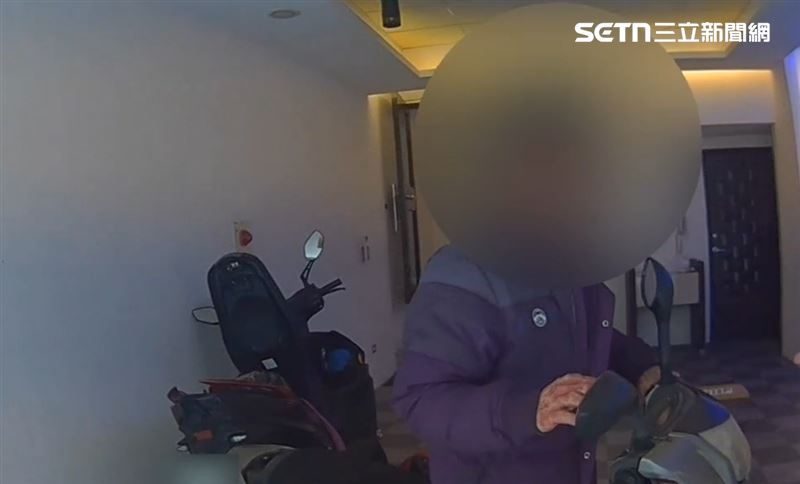 涉嫌動手的29歲李姓男子臉上沾滿血跡,準備騎機車離開現場,被警方攔下戒護送醫。(圖/翻攝畫面)