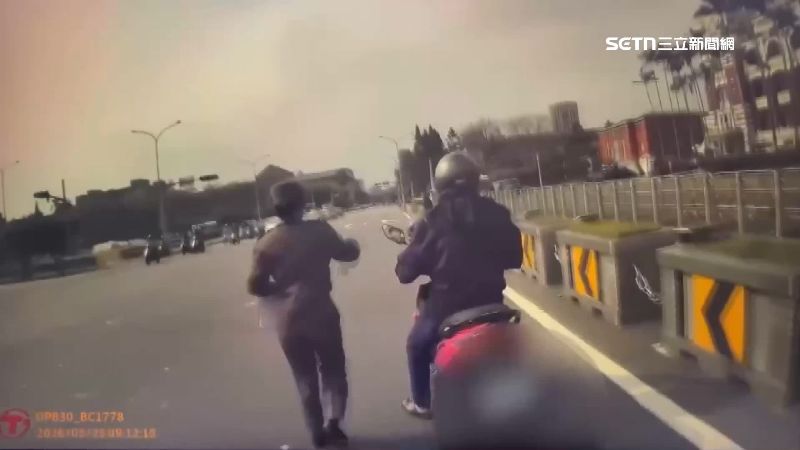 32歲的游姓男子直衝總統府試圖闖進管制區,見他情緒十分激動不斷大吼大叫