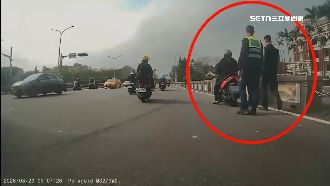 騎車闖總統府！喊坐龍椅去紫禁城警神回