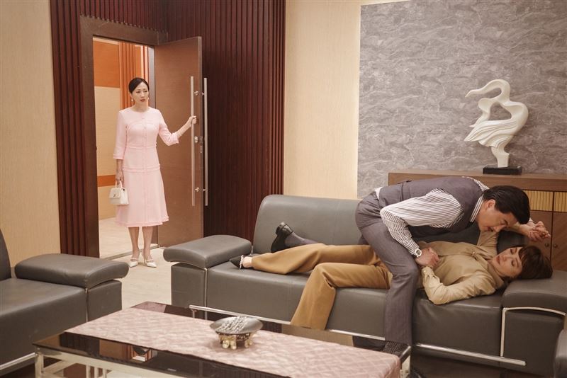 吳皓昇跟李沛綾劇中「沙發咚」，被現任妻子潘奕如看到，爭執一觸即發。（圖／民視提供）