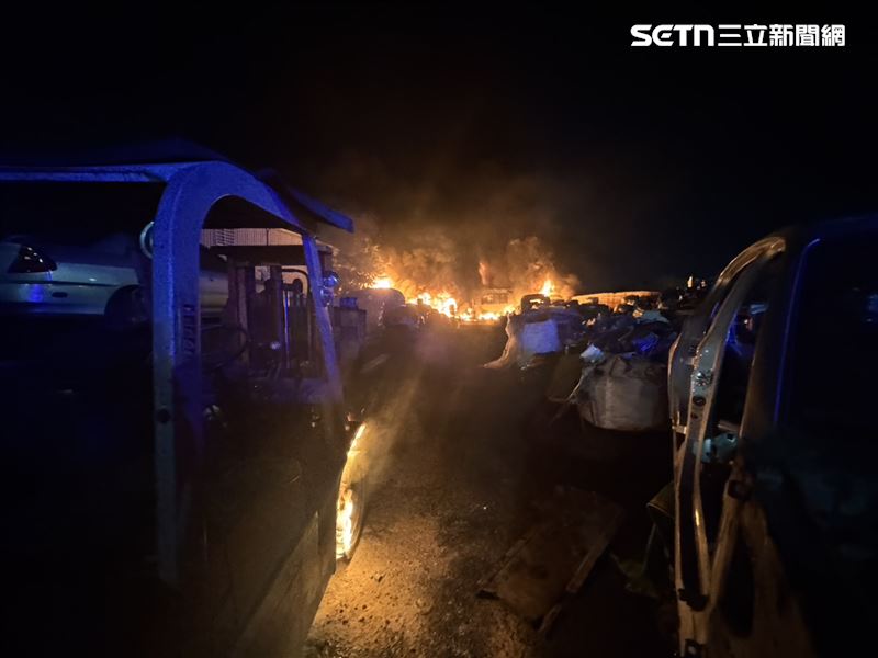 鐵皮工廠全面燃燒,消防不只無法進入救人,火勢還有可能延燒第二家工廠。(圖/翻攝畫面)