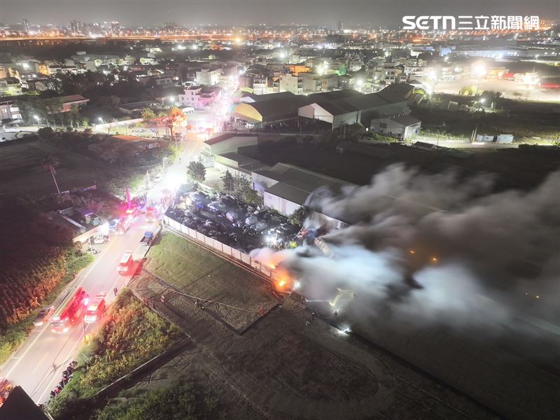 火勢嚴重,空拍畫面令人觸目驚心。(圖/翻攝畫面)