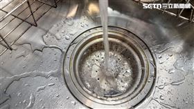 鋁箔紙,水槽,生物膜。（圖／記者李育道攝影）