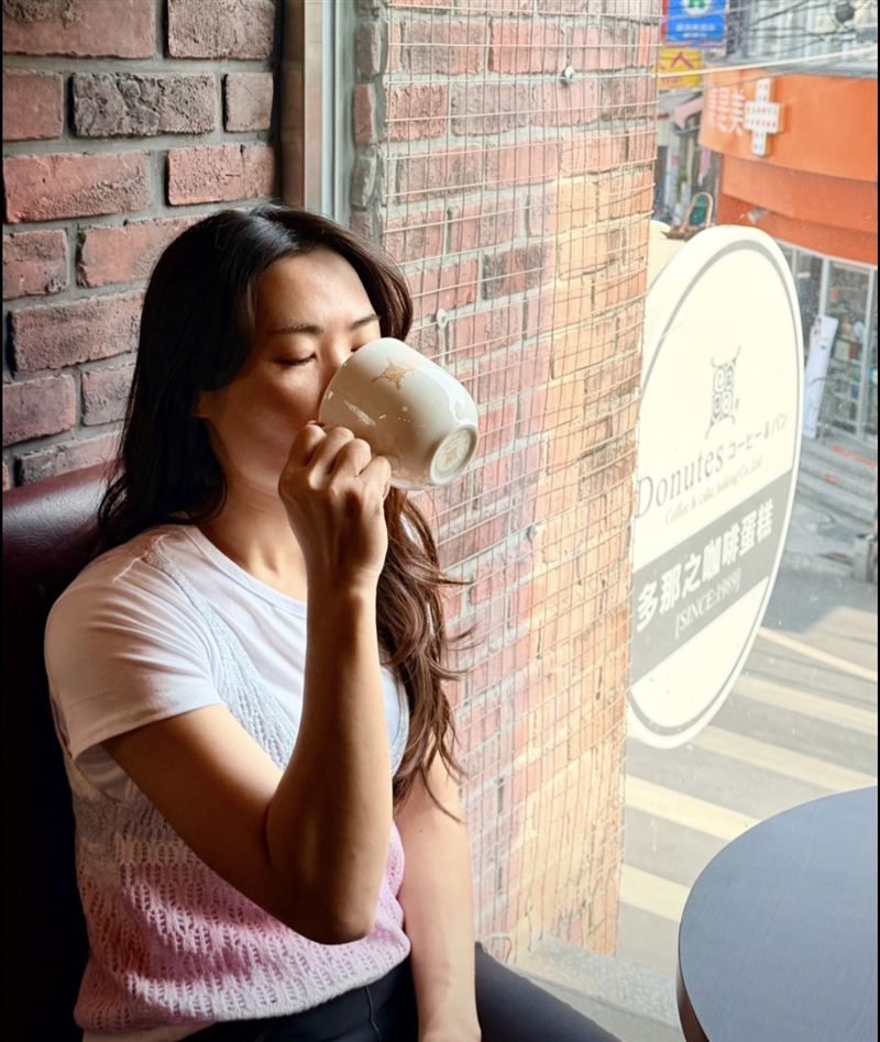 陳小姐非常喜歡喝咖啡，因為她相信可以使自己在工作時充滿活力與熱忱。圖中她穿著短袖衣服，攝於夏天，顯示她一年四季都是咖啡的喜好者。（圖／洪啟庭提供）