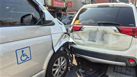 復康巴士連撞18車　駕駛稱暈眩釀禍台北市北投區23日發生一輛復康巴士接連碰撞18輛汽機車事故，所幸並無人員受傷，警方表示，張姓駕駛供稱是因一時暈眩不適所致。（翻攝照片）中央社記者黃麗芸傳真　115年3月23日