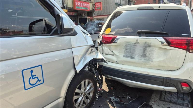 復康巴士連撞18車無人傷 駕駛稱暈眩釀禍