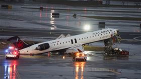 美國紐約的機場，加拿大航空班機撞上地面車輛釀死傷。（圖／路透社／達志影像）
