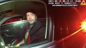 賈斯汀在2024年酒駕被捕，畫面曝光。（翻攝自YouTube頻道@AssociatedPress）