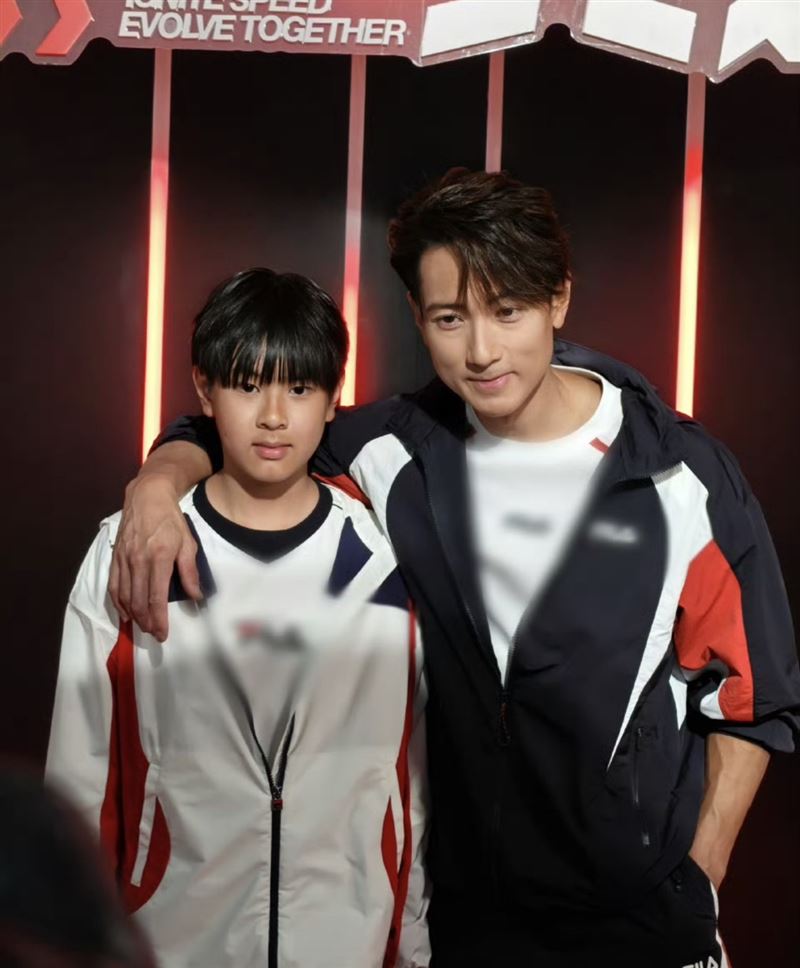 近日吳尊現身上海出席品牌活動,並帶著12歲兒子Max一同亮相。(圖/翻攝自微博)