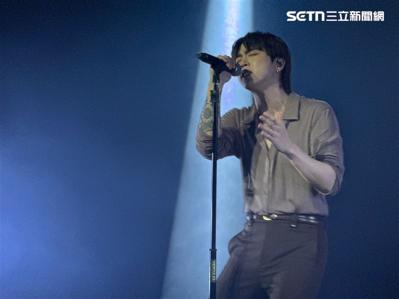 JUNNY來台開演唱會，一連演唱多首歌曲，非常有誠意。（圖／讀者提供）