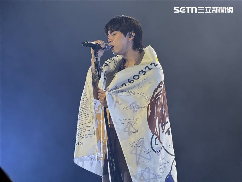 JUNNY來台開演唱會，近距離和粉絲互動。（圖／讀者提供）