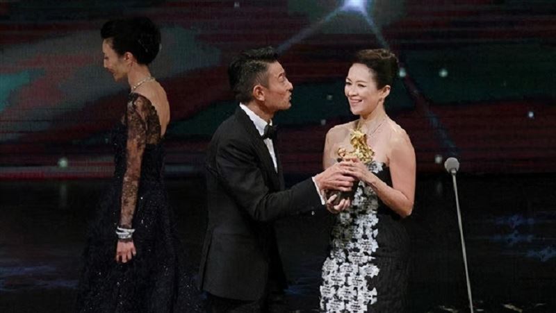 張曼玉和章子怡傳出不和多年，尤其在當年頒獎典禮上不用同台，更引起熱烈討論。（圖／翻攝自微博）