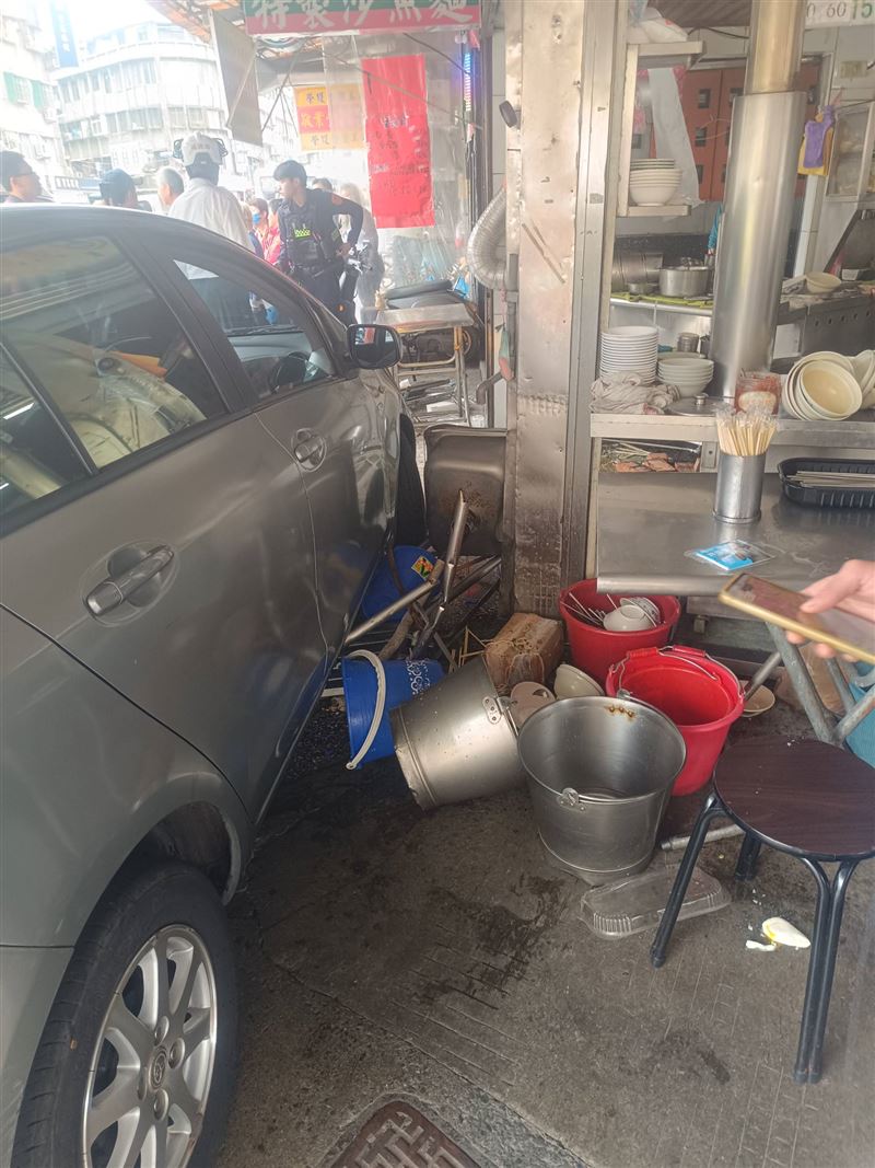 台北市信義區林口街一間40年老字號「易家涼麵鯊魚麵店」於21日遭自小客車失控衝撞，造成81歲老闆肋骨斷裂、雙腳受傷。（圖／翻攝自「信義區三兩事」臉書社團）