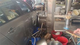 台北市信義區林口街一間40年老字號「易家涼麵鯊魚麵店」於21日遭自小客車失控衝撞，造成81歲老闆肋骨斷裂、雙腳受傷。（圖／翻攝自「信義區三兩事」臉書社團）