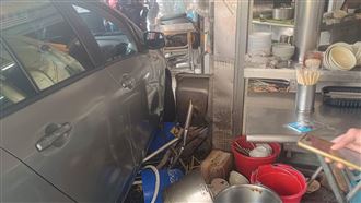 轎車撞進40年老店！81歲阿公斷骨休業