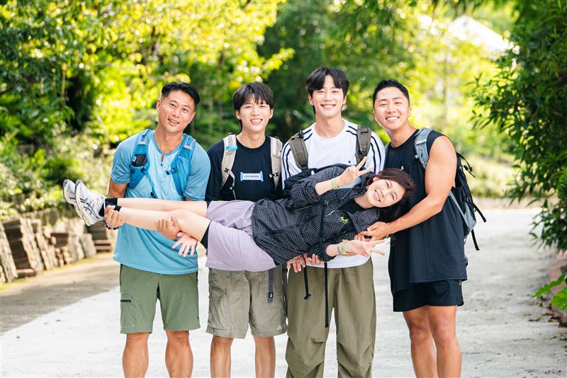 跨國實境綜藝《細細山路私密達》中，小刀（後排左起）、南優賢、李濬榮、肌肉山山與金荷娜（前排）古道走出好交情。（圖／客家電視台提供）