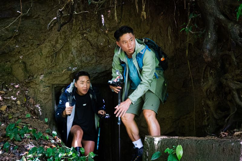 小刀（左）與肌肉山山（右）對山洞路線感到不可思議。（圖／客家電視台提供）