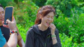 跨國實境綜藝《細細山路私密達》中，金荷娜吃生辣椒辣到花容失色。（圖／客家電視台提供）