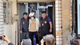 傅男載著奄奄一息的紀女去警局報案自首。檢方認為是否符合自首要件，仍需調查。（鄧玉瑩攝）