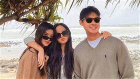 孫芸芸（中）和女兒廖思惟（左）有著相似的美貌，被譽為宛如「雙胞胎」。右為孫芸芸兒子。（翻攝自孫芸芸IG）