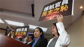 李貞秀質疑立法院議事錄民眾黨立委李貞秀（中）23日上午在立法院內政委員會，針對上週議事錄提出質疑。民眾黨立委則在旁高舉「護航官員，民主之恥」等標語。中央社記者吳家昇攝　115年3月23日