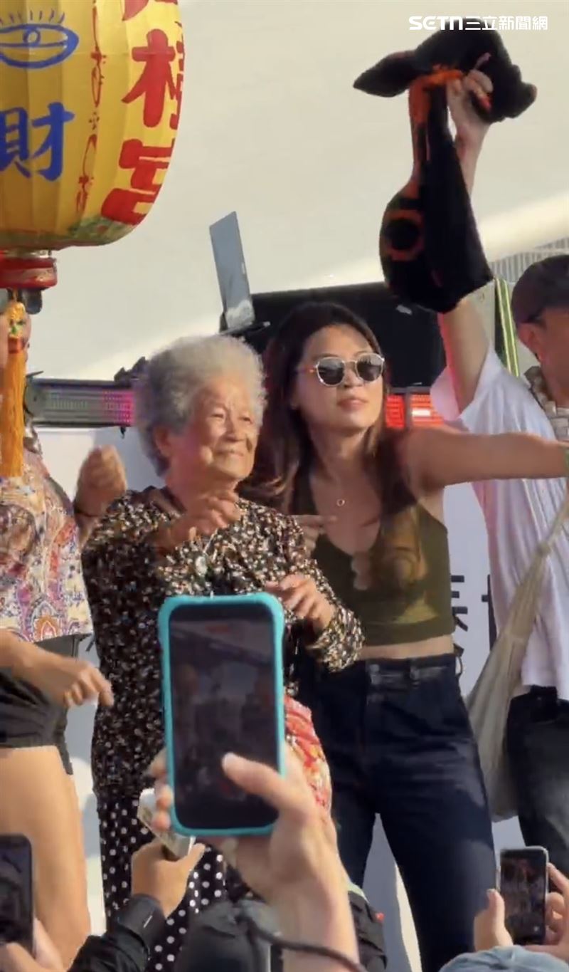 高齡90歲的阿嬤去大港開唱，跟著年輕人一起嗨搖。（圖／記者簡榮良攝影）