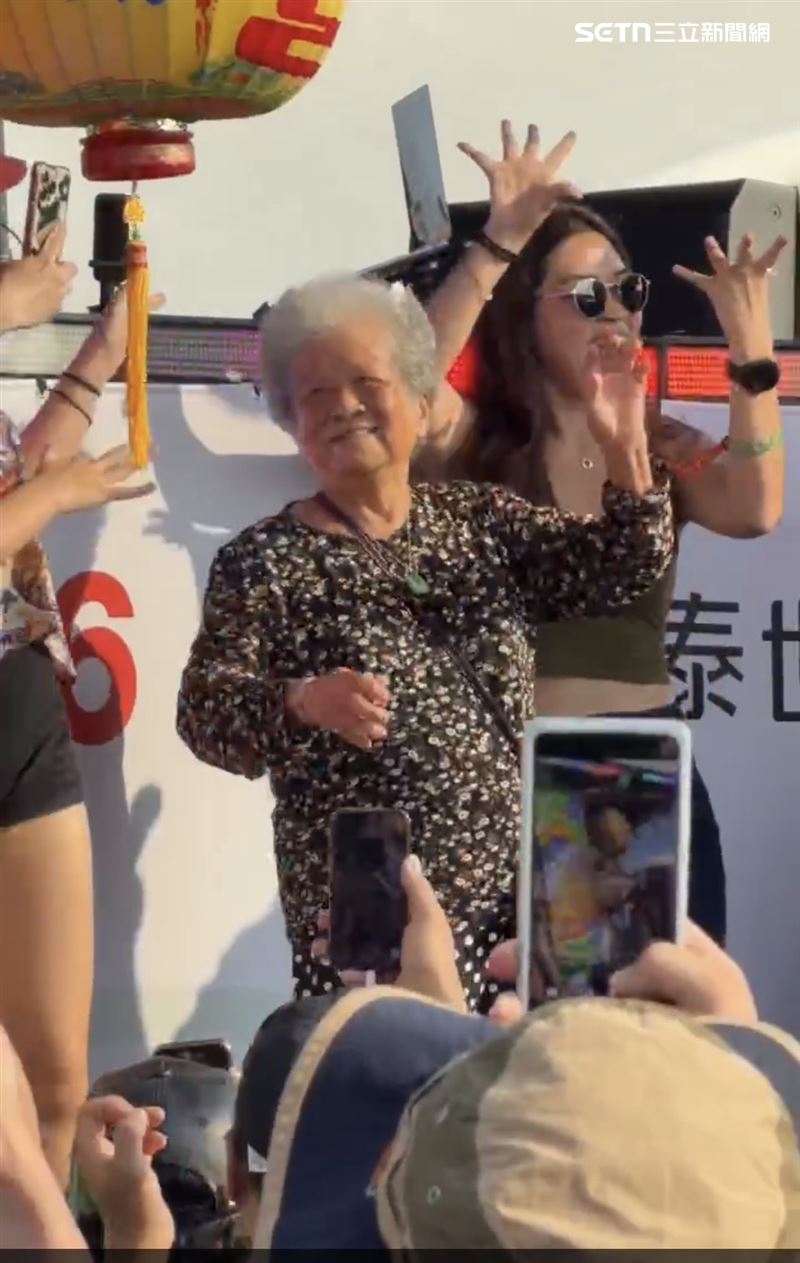 過程中，阿嬤不用拄拐杖，開心跟著音樂搖擺，瞬間成為全場焦點。（圖／記者簡榮良攝影）