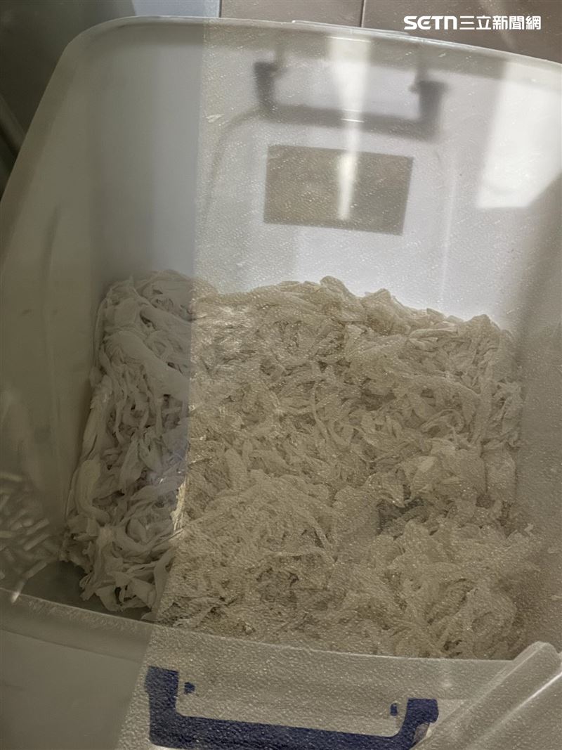 「臨時狗窩」的白色塑膠箱環境慘不忍睹。成年犬隻在箱內幾乎無法轉身。箱底滿是排泄物汙漬，狗狗被迫與屎尿共處。(圖/民眾提供）