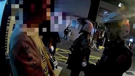 台北市萬華區日前發生一起砍人案，張姓男子（45歲）至萬大路陳姓岳父（65歲）住處聚餐，2人酒後談及家庭瑣事，疑岳父向女婿討生活費爆發口角，張男遂持隨身攜帶的藍波刀朝岳父腹部捅了一刀，事發後逃離現場，警方於案發後2小時內即將兇嫌逮捕到案。（圖／翻攝畫面）