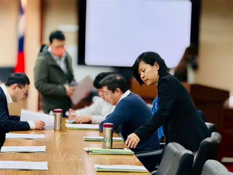 民眾黨立委李貞秀不滿國民黨台北市議員鍾小平稱自己的中配樁腳成功放棄中國籍一事，直接在內政委員會上嗆鍾小平「那條狗，我都說他是狗&hellip;不配當人」。（圖／翻攝自李貞秀臉書）