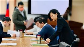 民眾黨立委李貞秀不滿國民黨台北市議員鍾小平稱自己的中配樁腳成功放棄中國籍一事，直接在內政委員會上嗆鍾小平「那條狗，我都說他是狗…不配當人」。（圖／翻攝自李貞秀臉書）