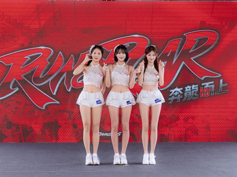 味全龍開季記者會，現場邀來韓職LG雙子啦啦隊成員陳秀華（左起）、車榮玹及Rona（張競）出席。（圖／翻攝自IG @dragon_beauties_official）