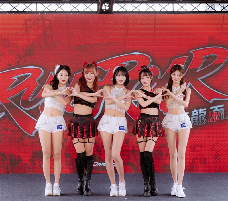 LG雙子台籍啦啦隊Rona（右）與林襄（右二）難得同框。（圖／翻攝自IG @dragon_beauties_official）