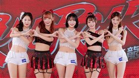 LG雙子台籍啦啦隊Rona（右）與林襄（右二）難得同框。（圖／翻攝自IG @dragon_beauties_official）