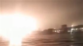 俄羅斯西部最大石油出口港於23日遇襲，圖為爆炸瞬間的刺眼白光。（圖／翻攝自X平台 @DailyNewsJustIn）