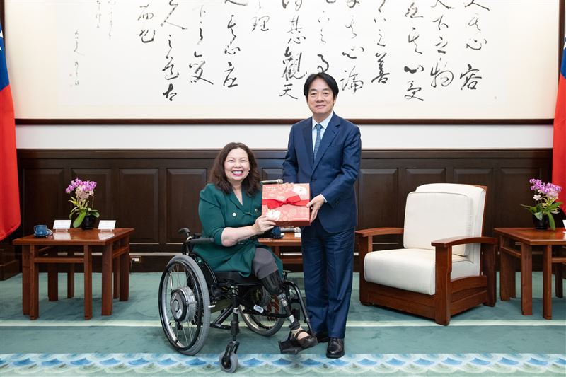 美國參議員達克沃斯（Tammy Duckworth）去年曾率團訪台，與總統賴清德會晤（圖／總統府提供）