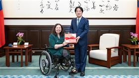美國參議員達克沃斯（Tammy Duckworth）去年曾率團訪台，與總統賴清德會晤（圖／總統府提供） 