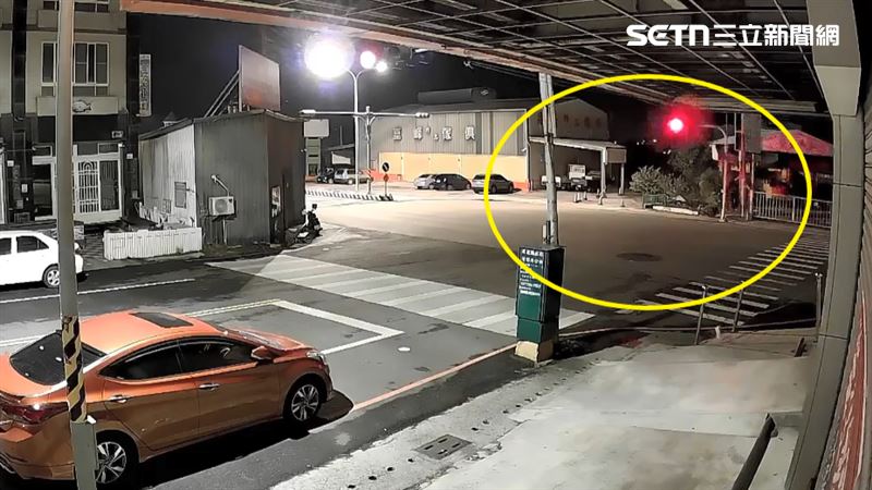 肇事車輛栽進吊車行。（圖／翻攝畫面）