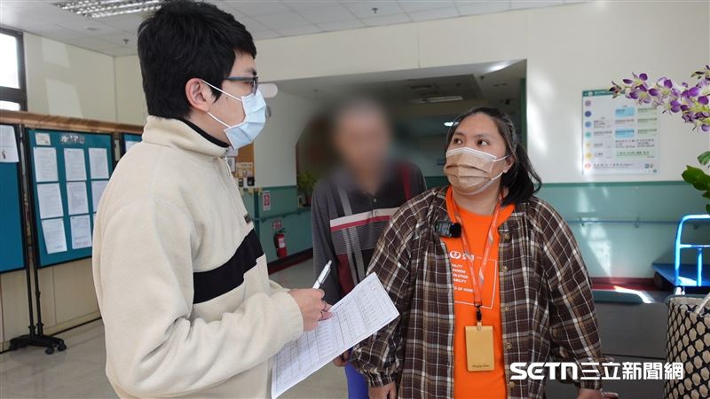 德水園教養院社工詹秉凱會把阿生（化名）近期的情況分享給成人監護社工范家瑜，讓她可以掌握阿生在教養院的情形，以及身體健康狀況等。在旁邊觀察，家瑜的角色就好像「家長」，然後到學校去了解孩子阿生的情形，她也笑說，自己雖然沒有結婚生子，但無形中成了許多阿公、阿嬤或長輩的家長和孩子。（圖／記者張雅筑攝）