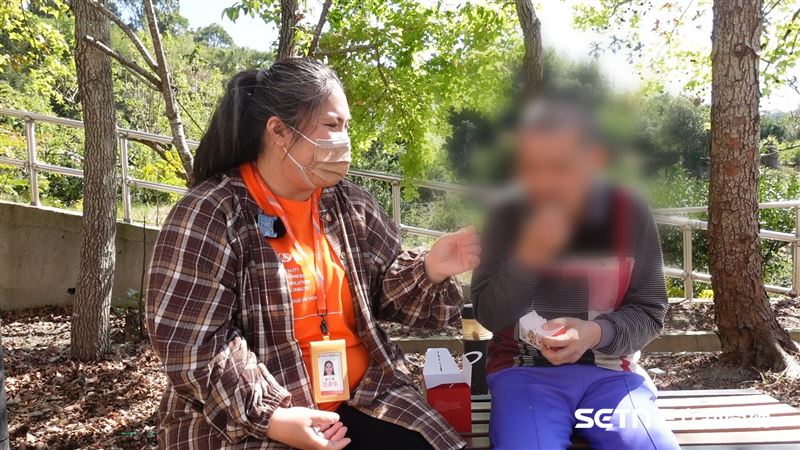 現年59歲的阿生（化名）對社工范家瑜來說明明是長輩，但兩人的互動看起來就像大姊姊在照顧小弟弟，相當溫馨。阿生有重度智能障礙，是永遠3歲的「大孩子」，曾被收養的他，因為智能障礙問題最後被養父母遺棄，只能被安置在機構裡，最後由弘道基金會以「法人」身份擔任他的監護人。雖然阿生的遭遇讓人鼻酸，但社工范家瑜說，還好阿生遇到很好的機構同時也有法定監護人，所以後半生都有無血緣的家人給與支持和照顧。（圖／記者張雅筑攝）