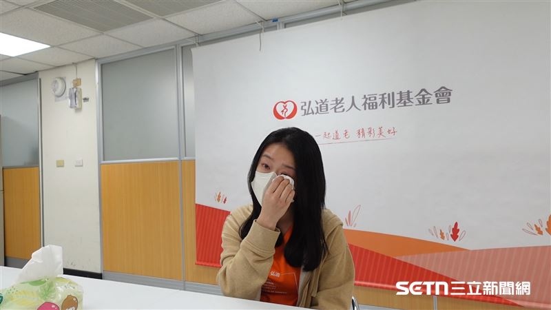 監護社工的路，是在無數次的告別中拼湊勇氣！曾經在短短四個月內，連續送走3、4位長期服務的個案，讓社工李學玫坦言，也會有「不想做」的疲憊與情緒繃不住的時刻，那種不斷面對凋零的無力感，是職業生涯中最沉重的負荷。但支撐她走下去的，是主管的一句溫柔提醒：「會不會是因為他們知道，要送行的人是你，所以才敢安心離開？」這份超越血緣的全然信賴，讓所有的辛苦轉化為深刻的意義。（圖／記者張雅筑攝）