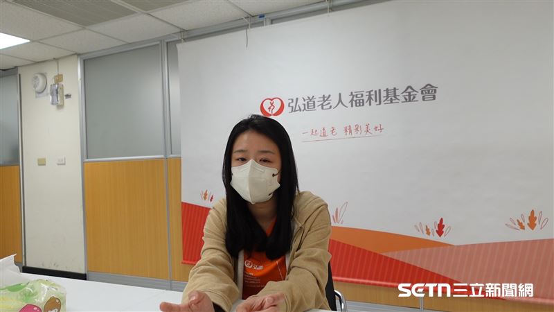 擔任成人監護社工的李學玫直言，他們的身分其實就像個案「無血緣的家人」。儘管在法律層面上，她僅是「法人監護人」的權責執行者，但在長期的生活代理與陪伴下，彼此的關係早已超越了公務與法條的框架。她不僅是在替長輩簽下醫療同意書或管理財務，更是在家屬缺席的孤獨時分，成為那個最了解長輩心願、守護其生命尊嚴的依靠。（圖／記者張雅筑攝）