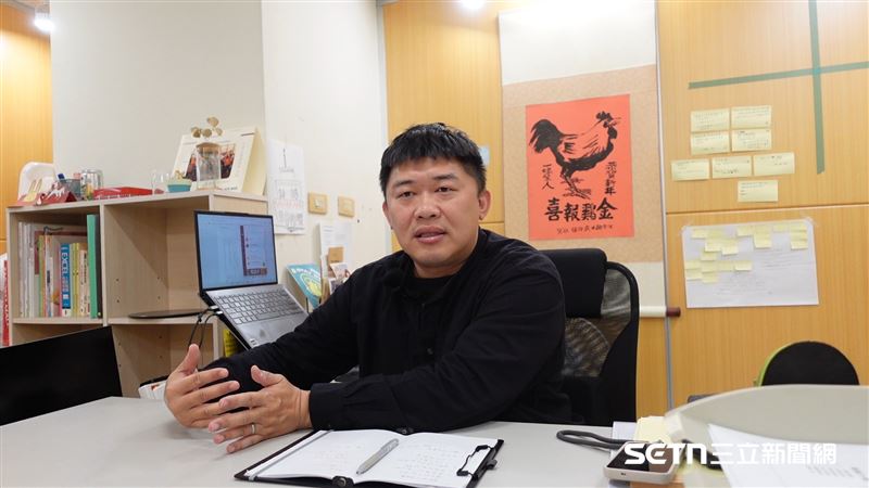 弘道基金會台中服務處處長陳國慶語重心長地指出,面對意識模糊、無依無靠的長輩,這份服務不只是管錢管事,更是一場對老後尊嚴的集體投資。他表示,透過法人擔任守護者,確保長輩即便無法發聲,其生命脈絡仍能獲得尊重,這份超越血緣的責任,承載的是社工與法人共同對生命尊嚴最深沉的承諾。(圖/記者張雅筑攝)