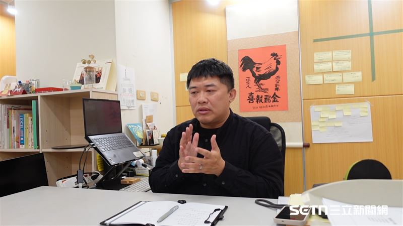 弘道基金會台中服務處處長陳國慶語重心長地指出，面對意識模糊、無依無靠的長輩，這份服務不只是管錢管事，更是一場對老後尊嚴的集體投資。他表示，透過法人擔任守護者，確保長輩即便無法發聲，其生命脈絡仍能獲得尊重，這份超越血緣的責任，承載的是社工與法人共同對生命尊嚴最深沉的承諾。（圖／記者張雅筑攝）