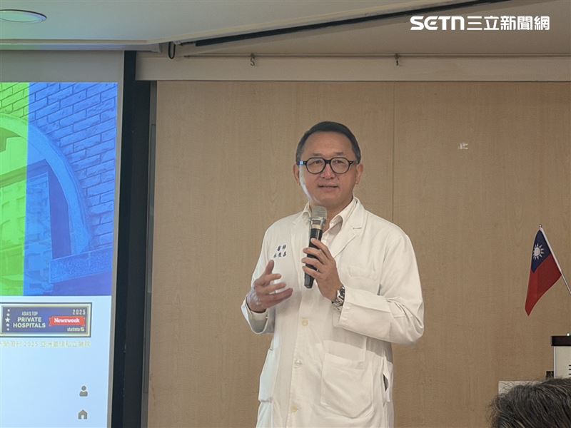 林俊昌說明，PBC是慢性發炎過程，身體白血球辨認錯誤，誤攻擊肝臟裡的膽管，形成膽汁淤積、發炎，若病人對藥物治療反應不佳，最終將導致肝纖維化與肝硬化。（圖／記者蔣季容攝影）