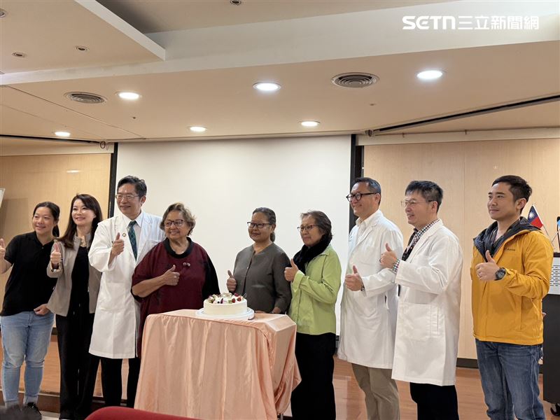 米德莉（Mrs. Mildred）（左5）是帛琉當地來台灣第一個活體肝臟移植個案。（圖／記者蔣季容攝影）
