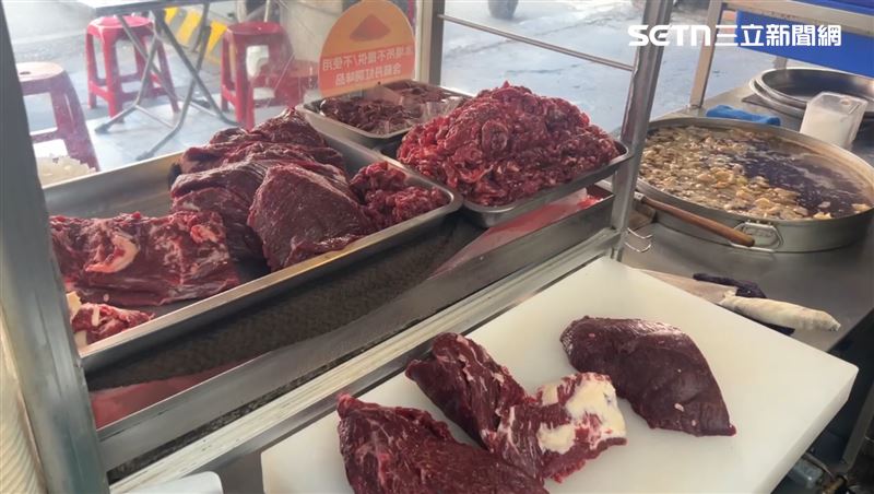台南一家知名牛肉湯業者遭常客控訴點「頂級」來「上等」，大碗價差160元。（圖／翻攝畫面）