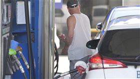 油價將漲　民眾趕赴加油（3）中東戰事導致國際油價上漲，政府持續穩定油價並擴大專案平穩吸收比率至75%。中油宣布，下週一（23日）凌晨零時起，汽、柴油價格各調漲新台幣1.8元及1.4元。民眾22日趁漲價前，在台北市北投區加油站加油時掏錢結帳。中央社記者徐肇昌攝 115年3月22日