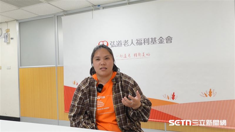 即便擁有法院認證的監護身分，面對生命終點，社工仍常感無力。最揪心的莫過於醫療決策：看著長輩全身插滿管路、在病危中掙扎，雖不捨其受苦，但法律規定僅「最近親屬」能簽署放棄急救（DNR）。身為法人監護人，社工范家瑜哽咽表示，面對醫護人員依職責「盡力急救」，她們只能在沉默中看著循環往復的醫療程序，那種想給予尊嚴卻礙於法規的「不忍心」，是這群無血緣家人心中最沉重的煎熬。（圖／記者張雅筑攝）